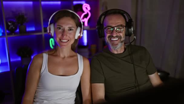 父亲和女儿一起分享着游戏的荣耀 两个笑着的游戏玩家在家里的游戏室享受着电子游戏的胜利 — 图库视频影像