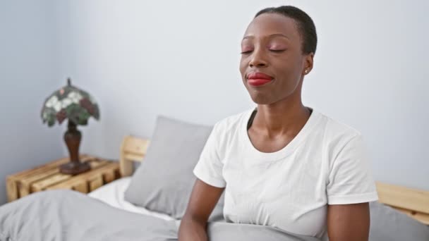 Femme Afro Américaine Joyeuse Couchée Dans Son Lit Maison Les — Video