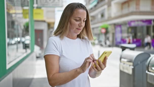Mulher Adulta Loira Bonita Feliz Usando Seu Smartphone Livre Tela — Vídeo de Stock