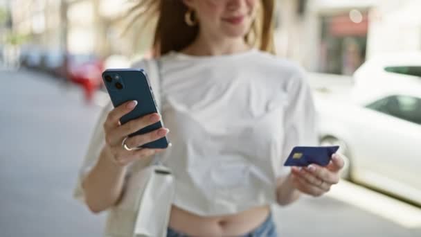Ung Blond Kvinna Shopping Med Smartphone Och Kreditkort Gatan — Stockvideo