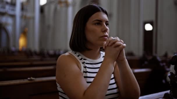 Mladá Žena Modlící Kostele Víra Spiritualita — Stock video