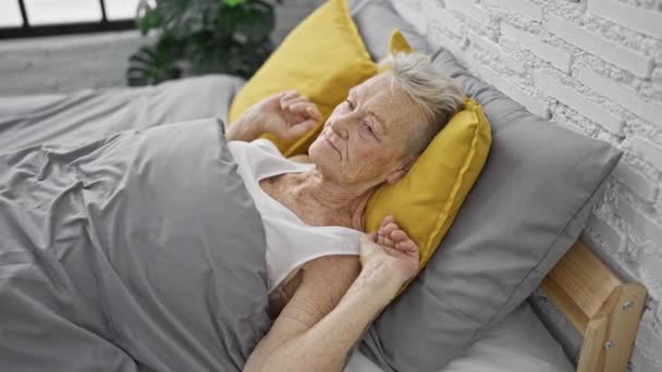 Уверенная Пожилая Женщина Седыми Волосами Наслаждающаяся Расслабляющим Утром Просыпаясь Комфорте — стоковое видео