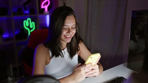 Confiante Atraente Jovem Hispânica Streamer Mulher Sorrindo Mensagens Texto Abraçando — Vídeo de Stock