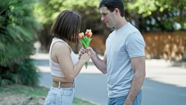 Piękna Para Niespodzianka Bukietem Kwiatów Przytulających Się Wzajemnie Całując Parku — Wideo stockowe