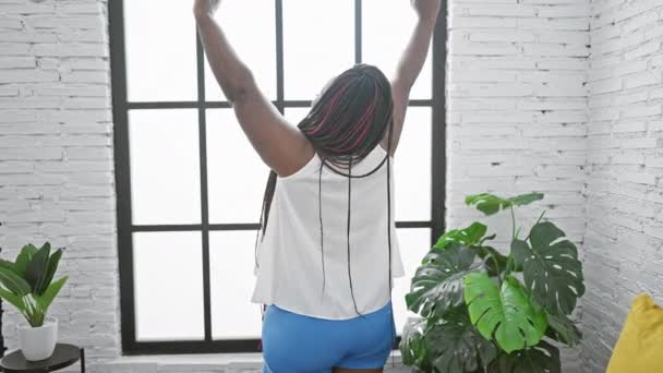 아름다운 아프리카계 미국인 편안하게 집에서 뒤보기에서 일어나 의식을 — 비디오