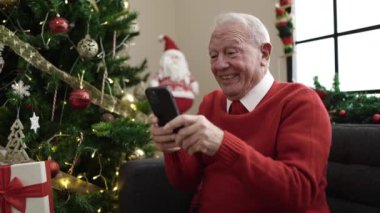 Son sınıf öğrencisi Noel 'i akıllı telefonla kutluyor..