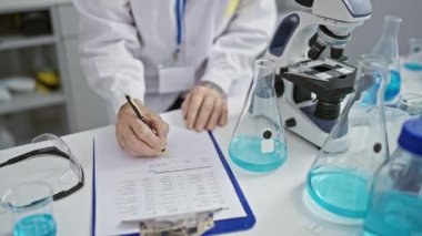 Bilimin kalbinde, ciddi bir gri saçlı kıdemli kadın bilim adamı, laboratuvarında sıkı çalışıyor, mikroskopla son bulgularını incelerken titizlikle not alıyor..