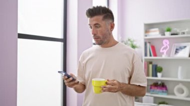 Evde, elinde sıcak bir fincan sabah espresso tutan, beklenmedik bir online mesajla büyülenmiş genç İspanyol bir adam şok oldu..