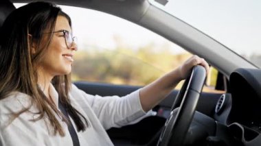 Arka planda araba süren kadın, yakın plan.