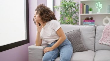 Kendine güvenen, güzel bir çift, evlerinde rahat bir hayat sürmekten hoşlanırlar. Neşeyle gülümsediler, oturma odalarında kanepede oturdular espresso içtiler, sevgi ve mutlulukla doluydular..