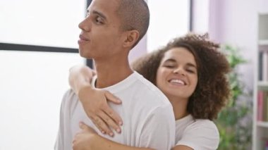 Kendine güvenen, güzel bir çift sıcak evlerinde kucaklaşıp gülümsüyor, aşklarını ve mutluluklarını kucaklıyorlar.