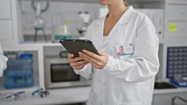 İki tutkulu laboratuvar arkadaşı, heyecan verici keşifler ortaya çıkıyor. Bilim adamları hararetli bir sohbete girişiyor, belgeleri okuyor ve laboratuvar ortamında dokunmatik dokunmatik dokunmatik dokunmatik dokunmatik dokunmatik dokunmatik dokunmatik dokunmatik aletler kullanıyor.