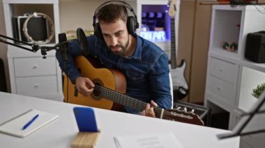 Yakışıklı genç İspanyol bir adam müzik stüdyosunda oturuyor, akıllı telefon ekranına bakarken tutkulu bir şekilde klasik gitarla akor çalıyor. Müzikal dünyada kaybolmuş melodik bir sanatçı..