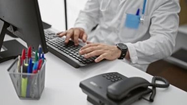 Klinikte doktor olarak çalışan, bilgisayar başında gülümseyen, kendine güveni tam bir İspanyol.