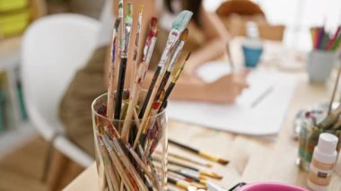 Tutkulu İspanyol kadın sanatçının elleri sanat stüdyosunun defterine çizim yapıyor.