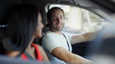 Güzel bir çift sokakta arabada dans ediyor.