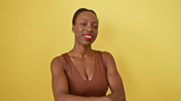 Уверенная Афроамериканка Улыбающаяся Победителем Игриво Подмигивающая Стоящая Счастливым Лицом Показывающая — стоковое видео
