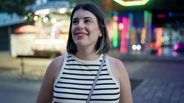 Joven Bonita Mujer Con Pelo Corto Una Ciudad Por Noche — Vídeos de Stock