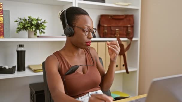 Skupiona Afroamerykanka Wykonawcza Mówi Online Zapewniając Pomoc Ekspertów Noszących Słuchawki — Wideo stockowe