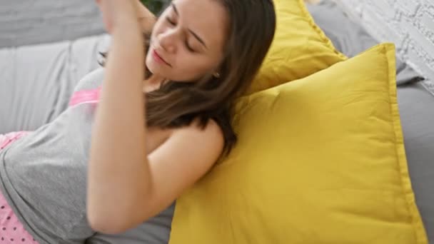 Όμορφη Νεαρή Ισπανίδα Ξαπλωμένη Στην Άνεση Της Κρεβατοκάμαράς Της Ετοιμάζεται — Αρχείο Βίντεο