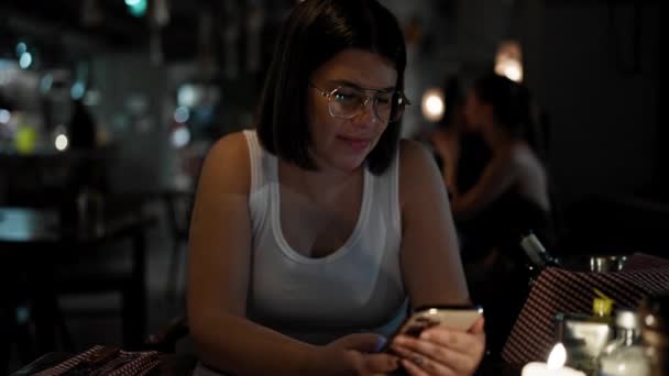 Jovem Mulher Asiática Usando Telefone Inteligente — Vídeo de Stock