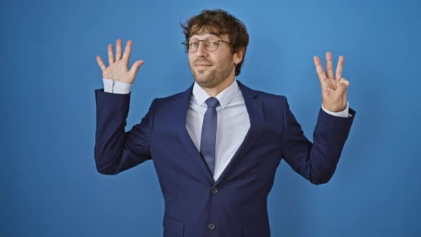 Veselý Mladý Muž Obleku Usmíval Ukazoval Prstem Osmičku Izolované Modrém — Stock video