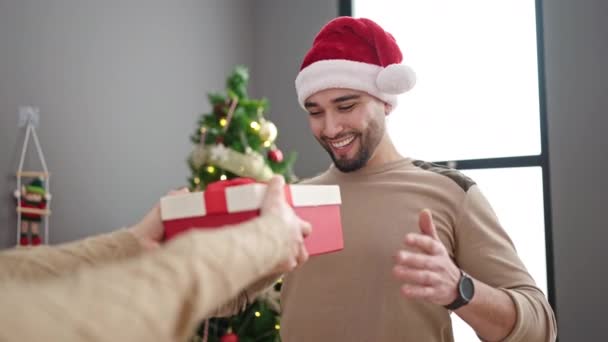 Jovem Árabe Homem Pela Árvore Natal Casa — Vídeo de Stock