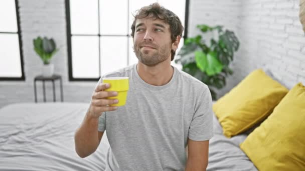 Bir Numaralı Fikir Genç Adam Elinde Bir Fincan Kahveyle Yatakta — Stok video