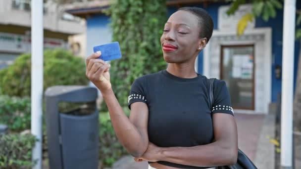 Wanita Afrika Amerika Yang Percaya Diri Tersenyum Memegang Kartu Kredit — Stok Video