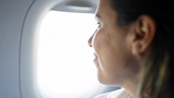 Mulher Hispânica Jovem Bonita Sorrindo Confiante Olhando Jogar Janela Avião — Vídeo de Stock