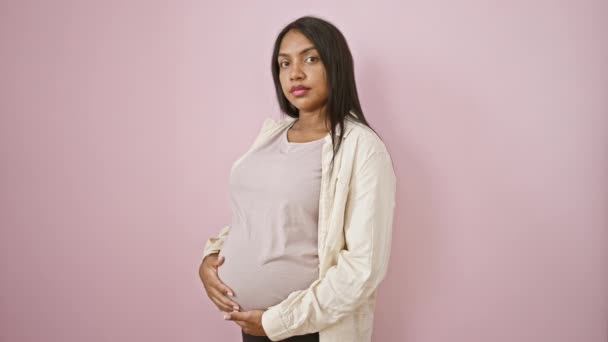 Boos Jonge Zwangere Vrouw Aanraken Buik Furieus Gebaren Stop Met — Stockvideo