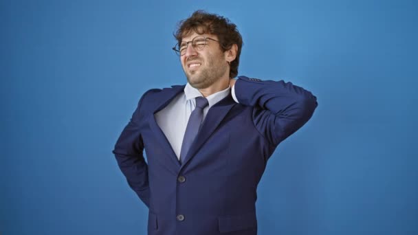 Portret Młodego Biznesmena Niebieskim Garniturze Cierpiącego Silny Ból Stres Szyi — Wideo stockowe