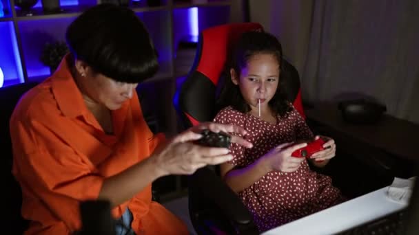 Ibu Anak Gaming Duo Streaming Cinta Malam Yang Menyenangkan Video — Stok Video