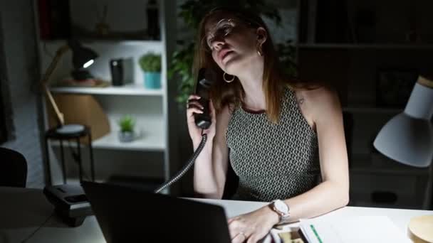 Joven Mujer Rubia Trabajadora Negocios Usando Laptop Hablando Por Teléfono — Vídeo de stock