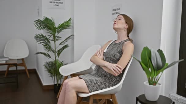 Jovem Loira Sentada Cadeira Olhando Para Assistir Chato Sala Espera — Vídeo de Stock