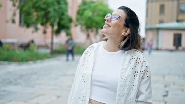 Красива Молода Іспаномовна Жінка Посміхається Впевнено Дивлячись Небо Вулицях Стокгольма — стокове відео