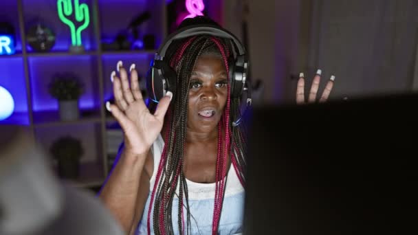 Stressé Femme Afro Américaine Streamer Épuisé Nuit Jeu Inquiète Son — Video