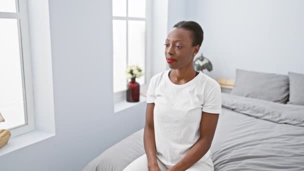 Veselý Afroameričanka Sebevědomě Vítá Otevřenou Náručí Při Relaxaci Posteli Ložnici — Stock video