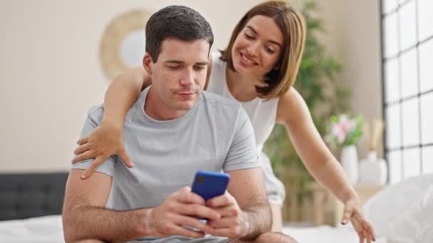 Casal Bonito Usando Smartphone Abraçando Quarto — Vídeo de Stock