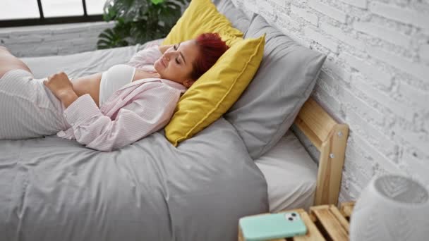 Feliz Confiante Jovem Ruiva Desfrutando Uma Manhã Relaxante Deitada Cama — Vídeo de Stock
