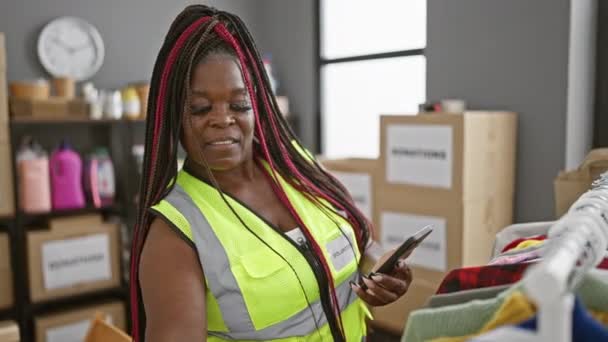 Femme Afro Américaine Sérieuse Bénévole Travaillant Magistralement Vérifiant Boîte Don — Video