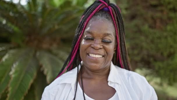 Glädjande Afrikansk Amerikansk Kvinna Självsäker Och Leende Stående Avslappnad Vacker — Stockvideo