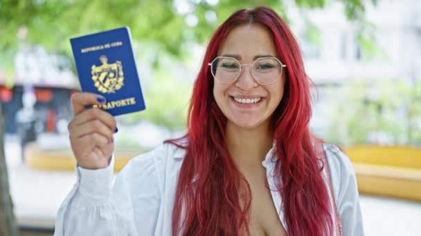 Νεαρή Κοκκινομάλλα Γυναίκα Χαμογελά Σίγουρος Κρατώντας Διαβατήριο Χαμογελώντας Στο Πάρκο — Αρχείο Βίντεο