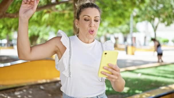 Junge Blonde Frau Tanzt Park Und Hört Musik Auf Smartphone — Stockvideo