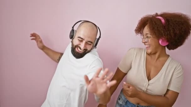 Όμορφο Ζευγάρι Γεμάτο Αγάπη Απολαμβάνοντας Ένα Χορό Μαζί Ακούγοντας Μουσική — Αρχείο Βίντεο