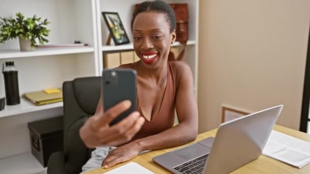 Mujer Negocios Afroamericana Confiada Todo Sonríe Mientras Toma Una Selfie — Vídeos de Stock