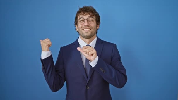 Χαμογελώντας Νεαρός Άνδρας Επιχειρηματικό Κοστούμι Αυτοπεποίθηση Δείχνει Πίσω Από Την — Αρχείο Βίντεο