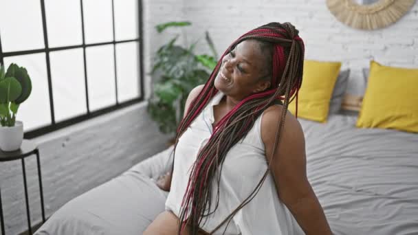 Mujer Afroamericana Confiada Disfrutando Una Mañana Relajante Sonriendo Acostada Cómodamente — Vídeos de Stock