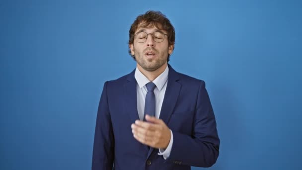 Giovane Annoiato Sbadigliante Giacca Cravatta Difficoltà Con Sonnolenza Sua Mano — Video Stock