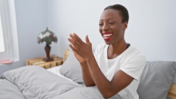 Promieniejąca Afroamerykanka Leżąca Łóżku Klaszcząca Razem Radosnych Oklaskach Uśmiechnięty Uroczysty — Wideo stockowe